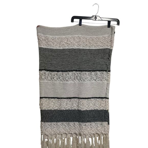 Shabby Chic Gray Knitted Throw Blanket (44'' X 68'') - Picture 3 of 5